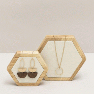 Présentoirs hexagone en bois et suédine beige 1,8cm 9x10 et 12x14 cm