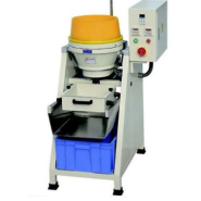 Centrifugeuse à fond tournant pour l'accélération de process de tribofinition