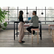 Table haute de travail laquée ou stratifiée noire avec repose-pieds Table haute de travail laquée ou stratifiée noire avec repose-pieds