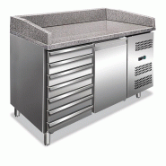 Comptoir à pizza avec 1 porte et 7 tiroirs. Dessus en granit. Température +2°C/+8°C. Dégivrage automatique. Dimensions LxLxH 151,5x80x100 cm. PZ1