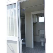 Bungalow sanitaire de chantier avec un WC à l'anglaise, une douche et un grand lavabo - SD2