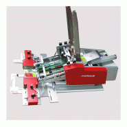 Station d'assemblage pneumatique avec dispositif d'empilage et poste de commande