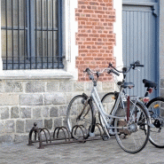 Râtelier 5 vélos - Fonte et acier - Versailles - Fixation au sol - Dimensions 162x43 cm - Coloris noir ou patine rouille Râtelier 5 vélos - Fonte et acier - Versailles - Fixation au sol - Dimensions 162x43 cm - Coloris noir ou patine rouille