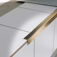 Stairtec ae - nez de marche d'escalier - profilitec s.P.A. - en laiton ou en aluminium strié après pose - h : 21x21 à 30x30 mm Stairtec ae - nez de marche d'escalier - profilitec s.P.A. - en laiton ou en aluminium strié après pose - h : 21x21 à 30x30 mm