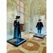 Vitrine en plexiglas pour costume