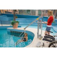 Lève-personne compact  de piscine avec chaise de bain ou châssis-mains pour le soulèvement de personnes handicapés - handi-move®