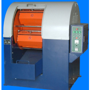 Centrifugeuse satellitaire rotative pour les opérations de tribofinition