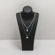 Buste colliers similicuir noir 14x8,5x27 cm