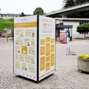 Totem sur pieds 4 faces pour exposition itinérante