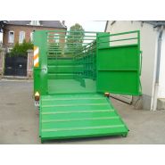 Remorque bétaillère avec porte arrière et latérale droite