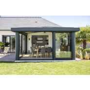 Véranda en aluminium sur mesure - Grandes baies vitrées et volet financier - Gamme DUNE Véranda en aluminium sur mesure - Grandes baies vitrées et volet financier - Gamme DUNE