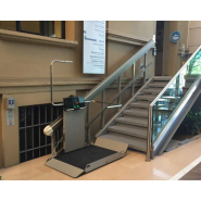 Plateforme monte-escalier inclinée idéale pour les escaliers d'édifices privés et publics - Garaventa Lift X3