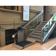 Plateforme monte-escalier inclinée idéale pour les escaliers larges de lieux privés et publics - Garaventa Lift X3