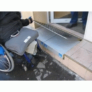 Rampe d'accès dépliable de fauteuil roulant pour espace réduit - trait d'union