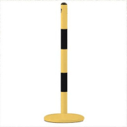 Poteau acier noir et jaune sur socle Poteau acier noir et jaune sur socle