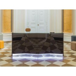 Banque d'accueil design façade en verre