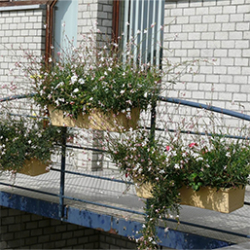 Jardinière suspendue en polyéthylène recyclé - 21 coloris - Avec bac de réserve d'eau - Fixation adaptable pour barrières