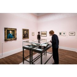Vitrine table muséographique sur mesure et fabriquée en france