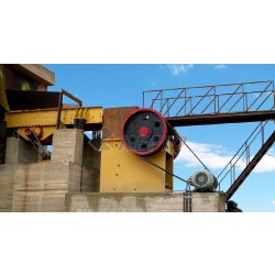 Station de concassage de pierre 350t/h - avec alimentateur vibrant, concasseur à mâchoires et cribles vibrants