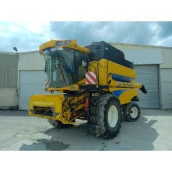 Moissonneuse-batteuse NEW HOLLAND CSX 7050 - 272 ch - 2011 - Largeur de coupe 5,20 m - Capacité trémie 7 500 L