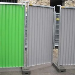 Portillon plein - 2 mètres de hauteur - Bac acier laqué ou tôle anti-affiche - Pour barrières ID PROTECH