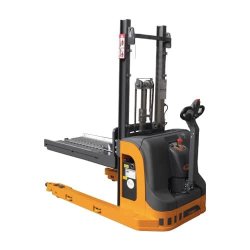Chariot élévateur électrique spécial 716 BLK - OMG - 1.6 t avec opérateur accompagnant