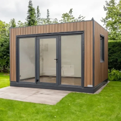 Studio de jardin reconditionné 12 m² - Isolation PIR 100 mm - Finition bois berlinois & RAL 7016 - Grandes surfaces vitrées - Électricité intégrée - Sol vinyle chêne