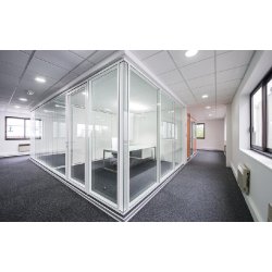 Cloison amovible vitrée toute hauteur - Intégration de vitrages 44/2 et 55/2 avec couvre-joint