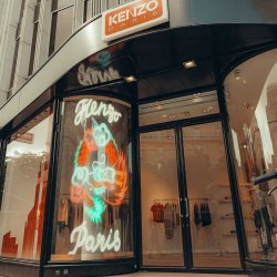 Mur écran LED transparent, adapté à toutes les surfaces et courbes de votre vitrine - HOLOGRAPHIC INVISIBLE SCREEN BY MUXWAVE