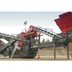 Concasseur à cône mobile Sandvik US440E - unité de traitement complète à entraînement électrique et montée sur chenilles