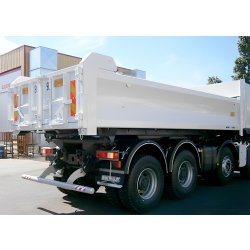 Entrepreneur - benne pour poids lourd - manjot hydro - nouveau design de porte ar facilitant l’écoulement des matériaux qui restaient en suspension sur les montants de renfort