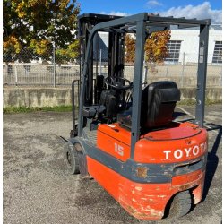 Chariot élévateur électrique TOYOTA FBESF15 d'occasion - 3 roues - batterie 24V - mat triplex 4700mm - capacité 1500kg