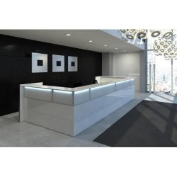 Banque d'accueil Nice 01 - Plans en MDF avec finitions variées et étagères en bois ou verre trempé