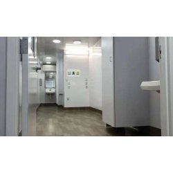 Cabinet médical de 240m² composé de 8 conteneurs de 40 pieds, avec isolation par l'extérieur