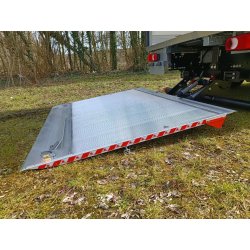 Hayon élévateur véhicule : une solution de manutention pour palettes, machines et charges volumineuses