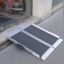 Rampe pour PMR de 130 à 190 cm - Aluminium, transportable avec poignée et revêtement antidérapant