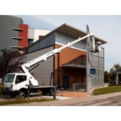 Scorpion 2112 J sur camion Nissan - nacelle Oil & Steel France - 21m de hauteur de travail