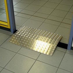 Plaque de franchissement pour seuils de portes