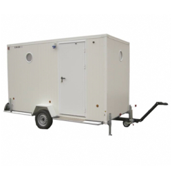 Roulotte de chantier / sanitaire - 749 kg, électrique, avec toilettes chimiques (50 unités), table et 4 tabourets