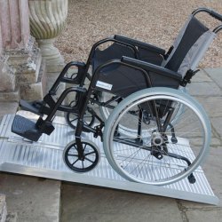 Rampe d'accès pliable éco - Aluminium antidérapant - 7 longueurs disponibles - Conforme à la réglementation PMR