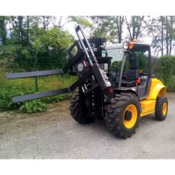 Chariot tout terrain diesel 2,5 T à louer, avec option retourneur Pallox pour le renversement de contenant en vrac