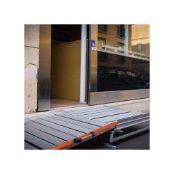 Plateforme pliante en aluminium - sortie équerre pour commerces - charge jusqu'à 300kg - PMR