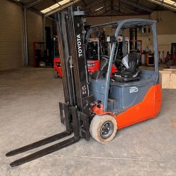 Chariot élévateur électrique TOYOTA 8FBET20 2000 Kg Triplex 4 700 mm