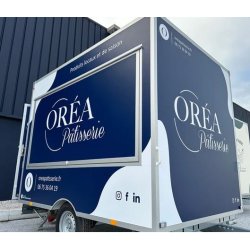 Remorque aménagée pour Food Truck - pâtisserie avec espace optimisé, vitrines réfrigérées et équipements personnalisables