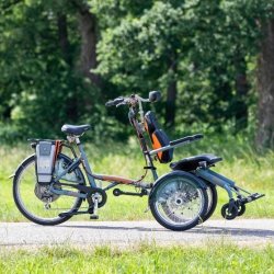 Vélo tandem pour handicapé avec siège à l'avant et roues avant inclinées - Opair
