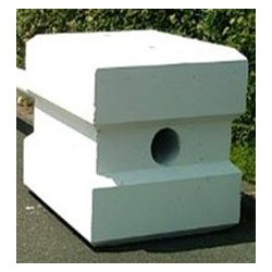 Bloc béton anti-intrusion - BLOC 950 - Poids 1950 kg - Réservation horizontale pour passage tube