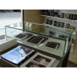 Vitrine d'exposition en verre sécurit sur mesure - collage par UV - pour chocolatier