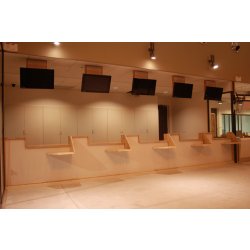 Guichet d'accueil multipôles - Plan de travail en hévéa massif - Espace client PMR et valide - Façade en tôle ondulée