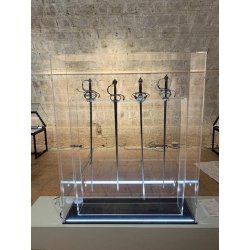Vitrine en plexiglas pour épées
