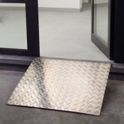 Rampe de seuil 80x80cm - équipée d'une poignée - hauteur maxi 36 cm